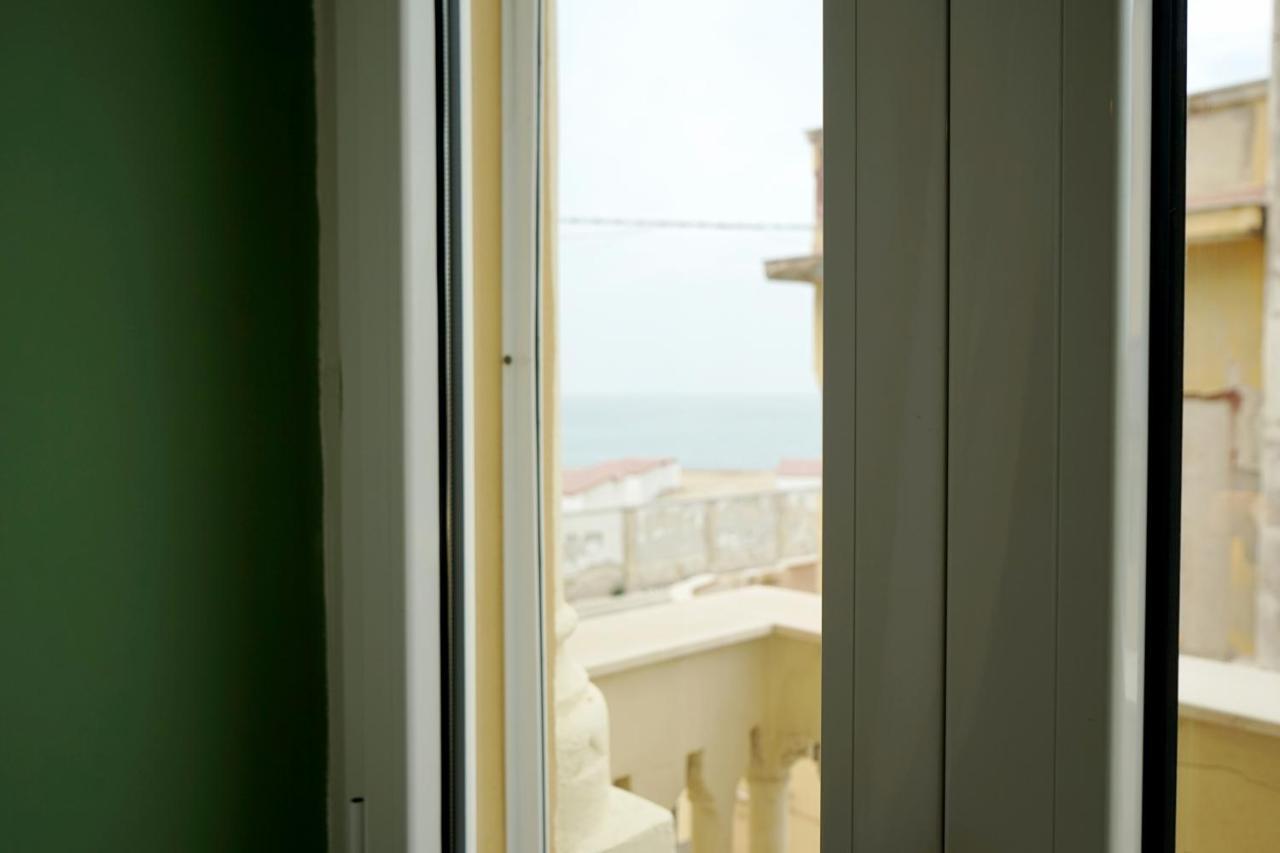 Appartamento Di Fronte Al Mare By Apulia Accommodation Бари Екстериор снимка