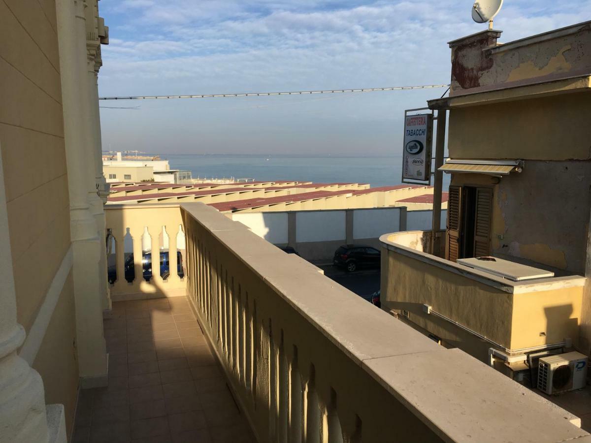 Appartamento Di Fronte Al Mare By Apulia Accommodation Бари Екстериор снимка